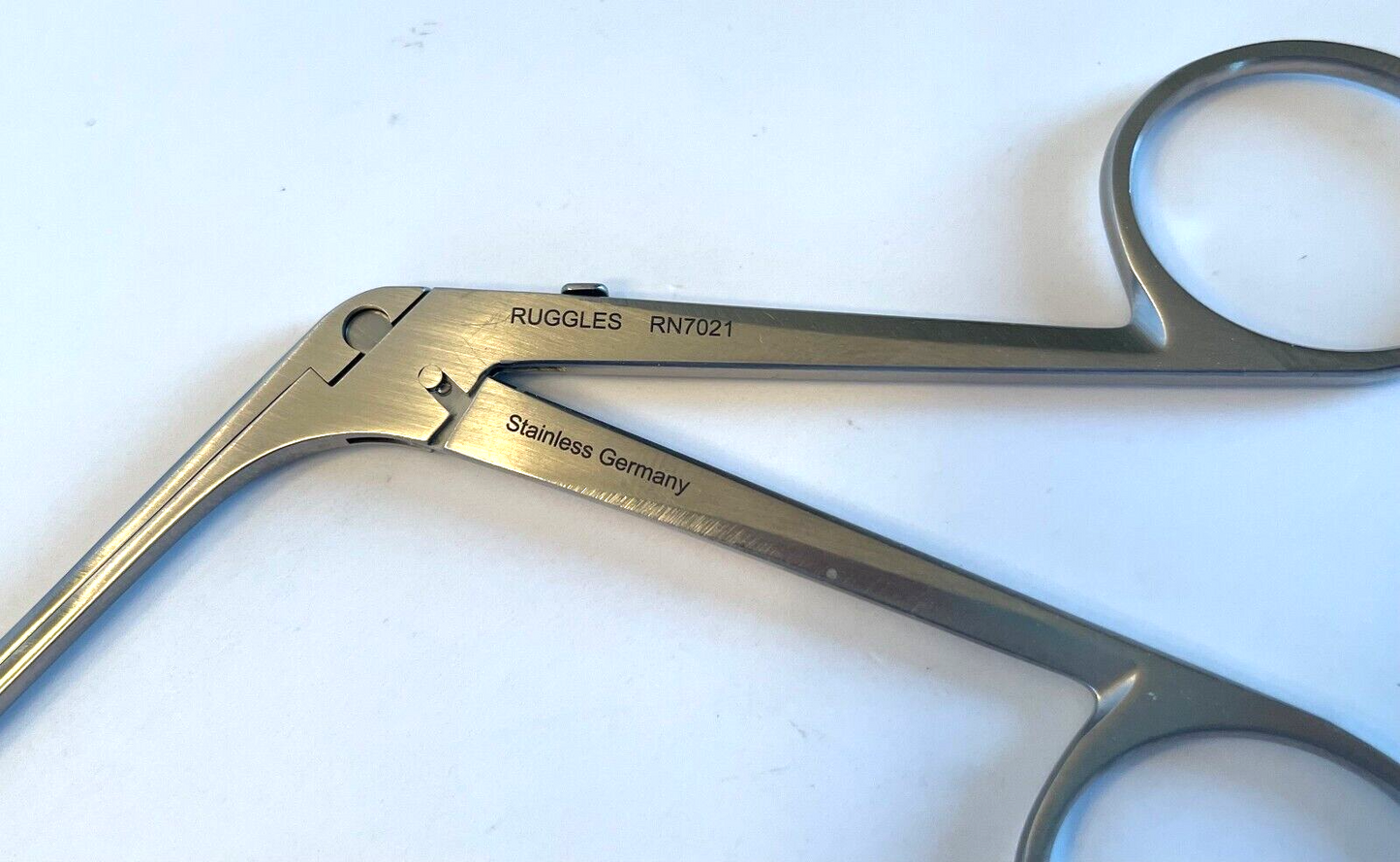 Ruggles RN7021 Kurze Dissecting straight scissors. 5½ (140mm). 8.5mm